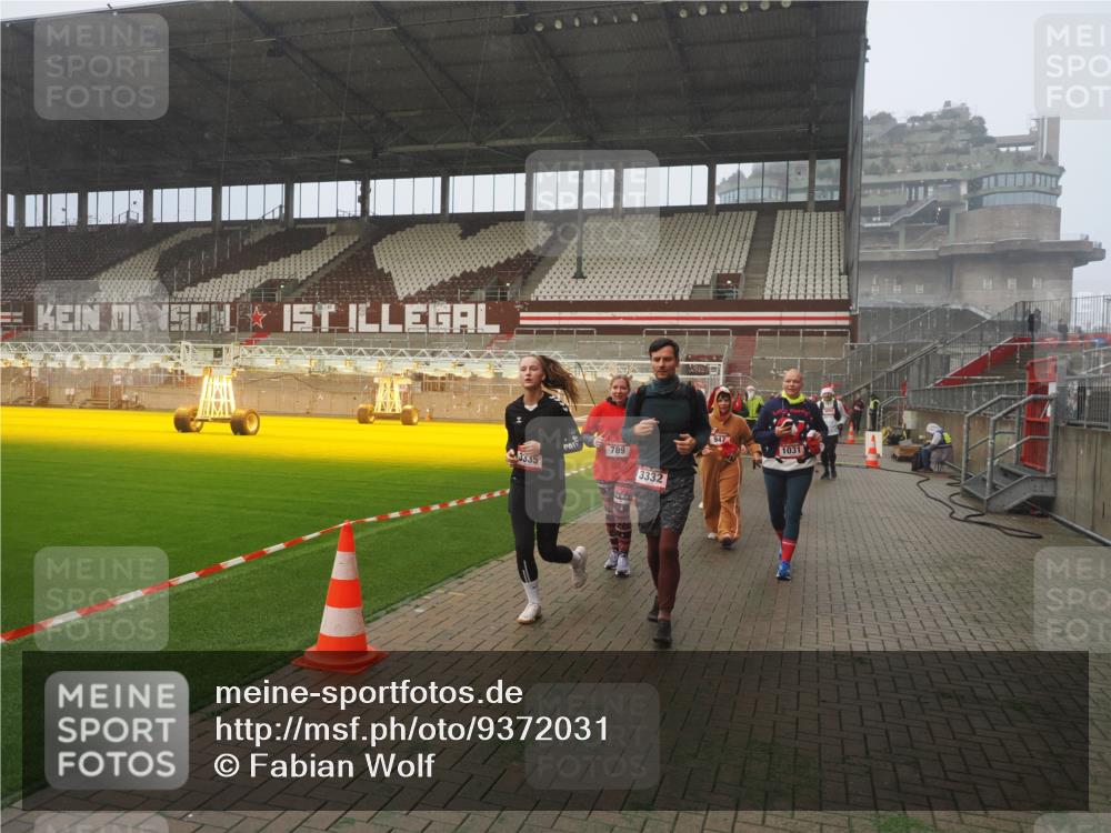 07.12.2025 - St. Pauli X-Mass-Run No. 15 Fabian Wolf http://msf.ph/oto/9372031 07.12.2025 10:08:49 Ziel 390, 707, 786, 789, 947, 1002, 1031, 1176, 2247, 2248, 2521, 3212, 3332, 3335, 3484, 3495, 3671, 3759, 3904, 3907, 4205, 4232, 4234, 4451 meine-sportfotos.de