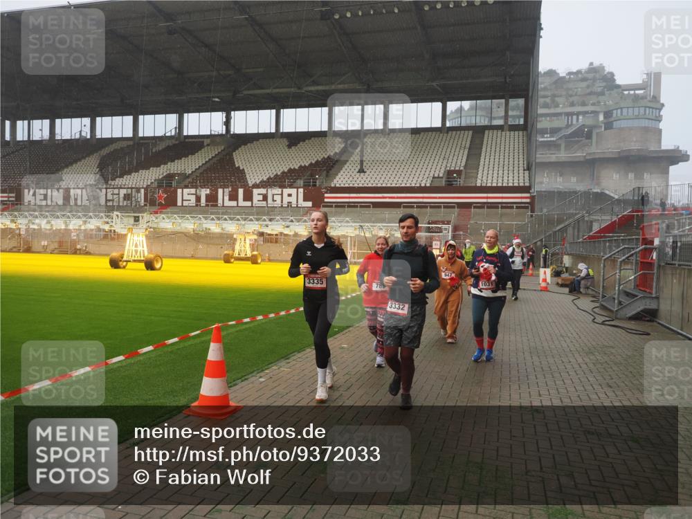07.12.2025 - St. Pauli X-Mass-Run No. 15 Fabian Wolf http://msf.ph/oto/9372033 07.12.2025 10:08:50 Ziel 390, 707, 786, 789, 947, 1002, 1031, 1176, 2521, 3212, 3332, 3335, 3484, 3495, 3671, 3759, 3904, 3907, 4205, 4232, 4234, 4451 meine-sportfotos.de