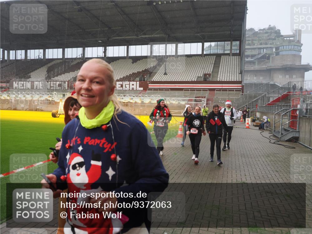 07.12.2025 - St. Pauli X-Mass-Run No. 15 Fabian Wolf http://msf.ph/oto/9372063 07.12.2025 10:08:53 Ziel 19, 390, 707, 786, 789, 947, 1002, 1031, 1176, 1570, 2126, 2521, 3212, 3300, 3332, 3335, 3484, 3671, 3891, 3904, 3907, 4232, 4234, 4451 meine-sportfotos.de