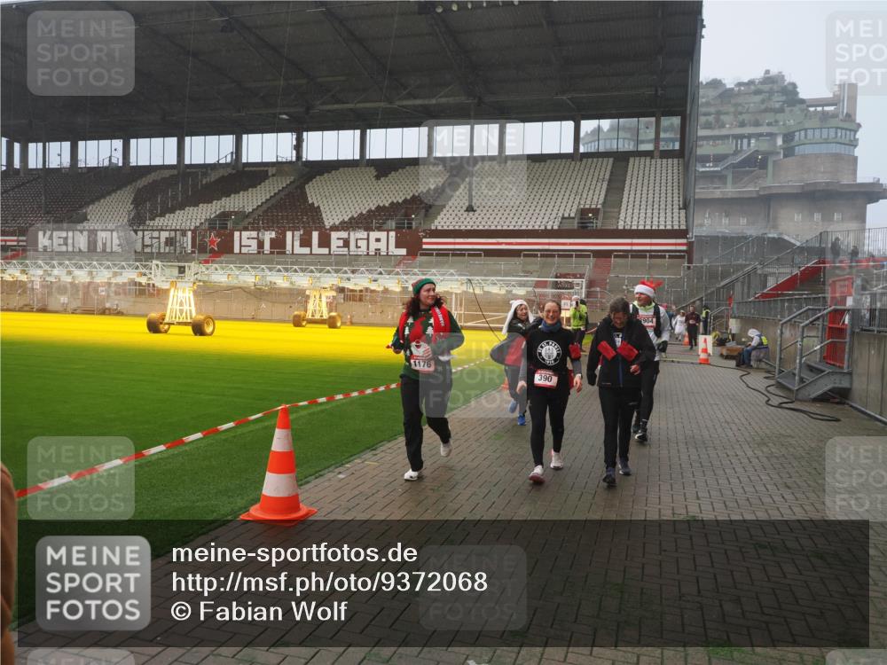07.12.2025 - St. Pauli X-Mass-Run No. 15 Fabian Wolf http://msf.ph/oto/9372068 07.12.2025 10:08:53 Ziel 19, 390, 707, 786, 789, 947, 1002, 1031, 1176, 1570, 2126, 2521, 3212, 3300, 3332, 3335, 3484, 3671, 3891, 3904, 3907, 4232, 4234, 4451 meine-sportfotos.de