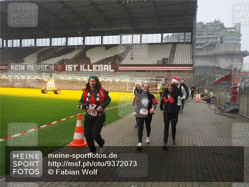 07.12.2025 - St. Pauli X-Mass-Run No. 15 Fabian Wolf http://msf.ph/oto/9372073 07.12.2025 10:08:54 Ziel 19, 390, 707, 786, 789, 947, 1002, 1031, 1176, 1570, 2126, 2521, 3212, 3300, 3332, 3335, 3484, 3671, 3891, 3904, 3907, 4066, 4067, 4068 meine-sportfotos.de