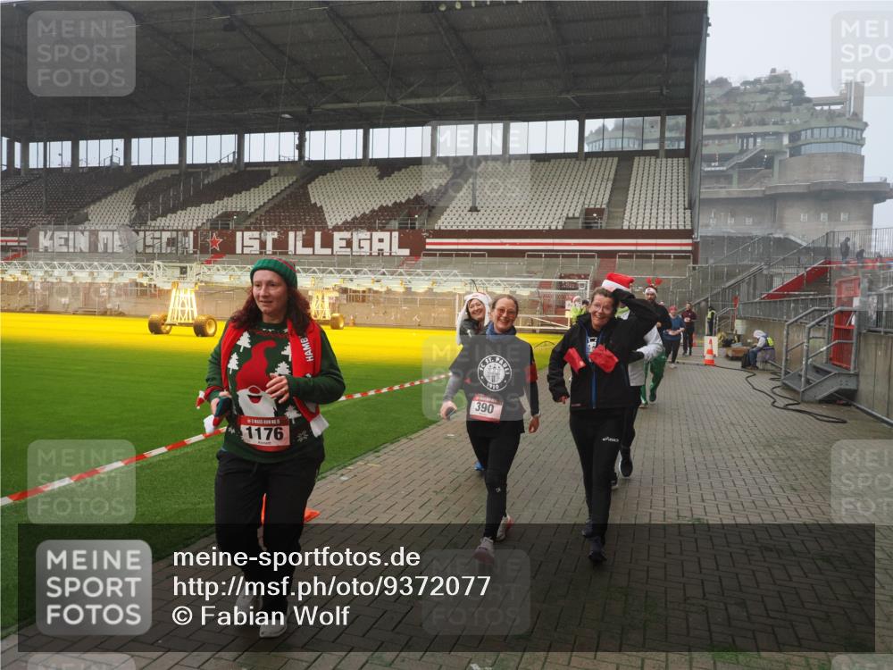 07.12.2025 - St. Pauli X-Mass-Run No. 15 Fabian Wolf http://msf.ph/oto/9372077 07.12.2025 10:08:55 Ziel 19, 390, 707, 786, 789, 947, 1002, 1031, 1176, 1570, 2126, 2521, 3212, 3300, 3332, 3335, 3484, 3671, 3891, 3904, 3907, 4066, 4067, 4068 meine-sportfotos.de