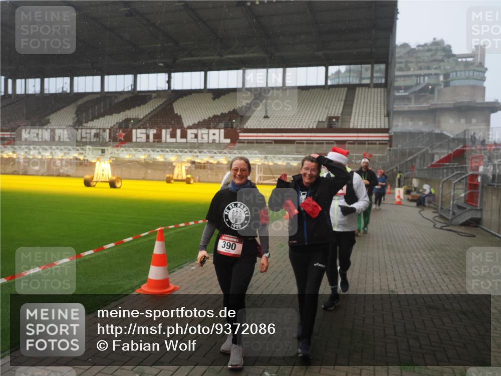 07.12.2025 - St. Pauli X-Mass-Run No. 15 Fabian Wolf http://msf.ph/oto/9372086 07.12.2025 10:08:55 Ziel 19, 390, 707, 786, 789, 947, 1002, 1031, 1176, 1570, 2126, 2521, 3212, 3300, 3332, 3335, 3484, 3671, 3891, 3904, 3907, 4066, 4067, 4068 meine-sportfotos.de