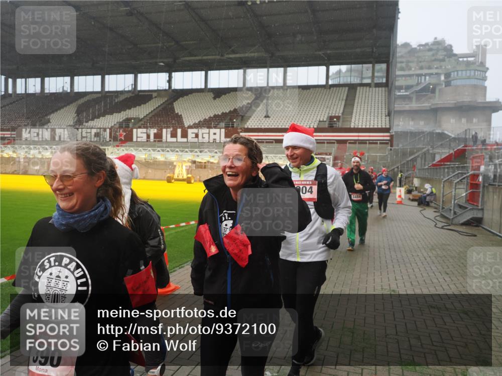 07.12.2025 - St. Pauli X-Mass-Run No. 15 Fabian Wolf http://msf.ph/oto/9372100 07.12.2025 10:08:57 Ziel 19, 390, 707, 786, 789, 947, 1002, 1031, 1176, 1461, 1465, 1570, 1575, 1576, 2126, 2521, 3212, 3300, 3332, 3335, 3484, 3671, 3891, 3904, 3907, 4066, 4067, 4068 meine-sportfotos.de