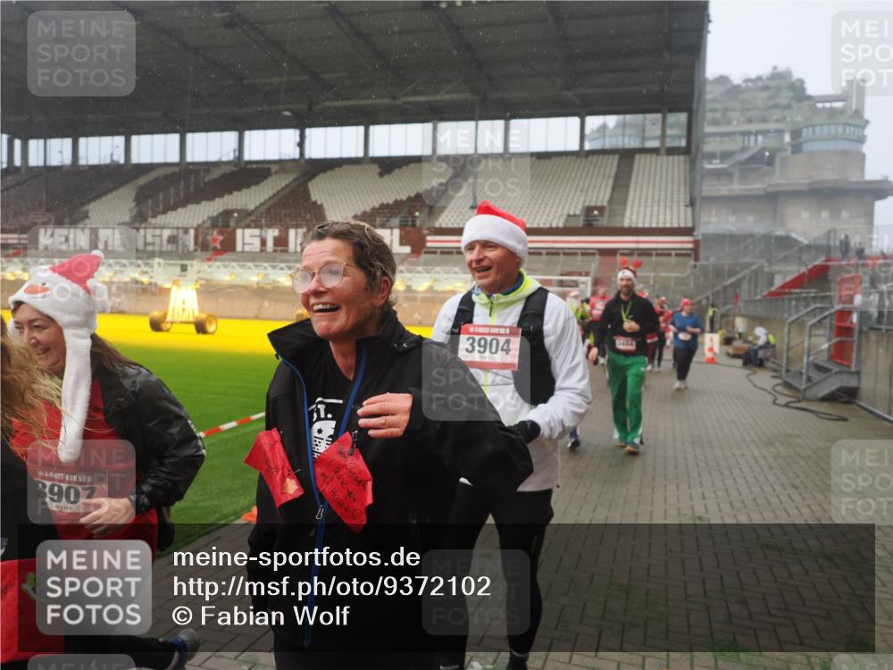 07.12.2025 - St. Pauli X-Mass-Run No. 15 Fabian Wolf http://msf.ph/oto/9372102 07.12.2025 10:08:57 Ziel 19, 390, 707, 786, 789, 947, 1002, 1031, 1176, 1461, 1465, 1570, 1575, 1576, 2126, 2521, 3212, 3300, 3332, 3335, 3484, 3671, 3891, 3904, 3907, 4066, 4067, 4068 meine-sportfotos.de