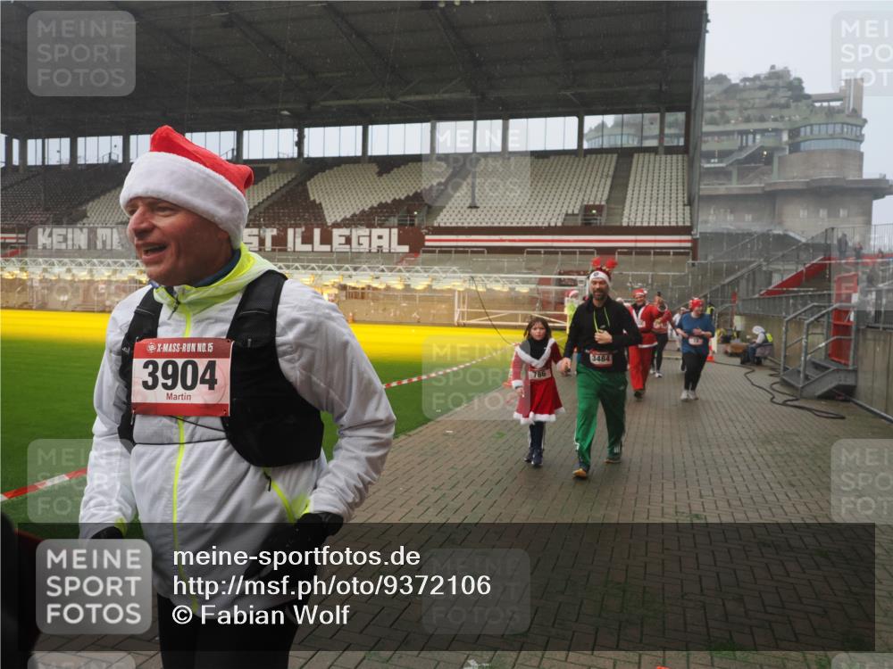 07.12.2025 - St. Pauli X-Mass-Run No. 15 Fabian Wolf http://msf.ph/oto/9372106 07.12.2025 10:08:58 Ziel 19, 390, 707, 786, 789, 947, 1002, 1031, 1176, 1461, 1465, 1570, 1575, 1576, 2126, 2521, 3300, 3332, 3335, 3484, 3891, 3904, 3907, 4066, 4067, 4068 meine-sportfotos.de