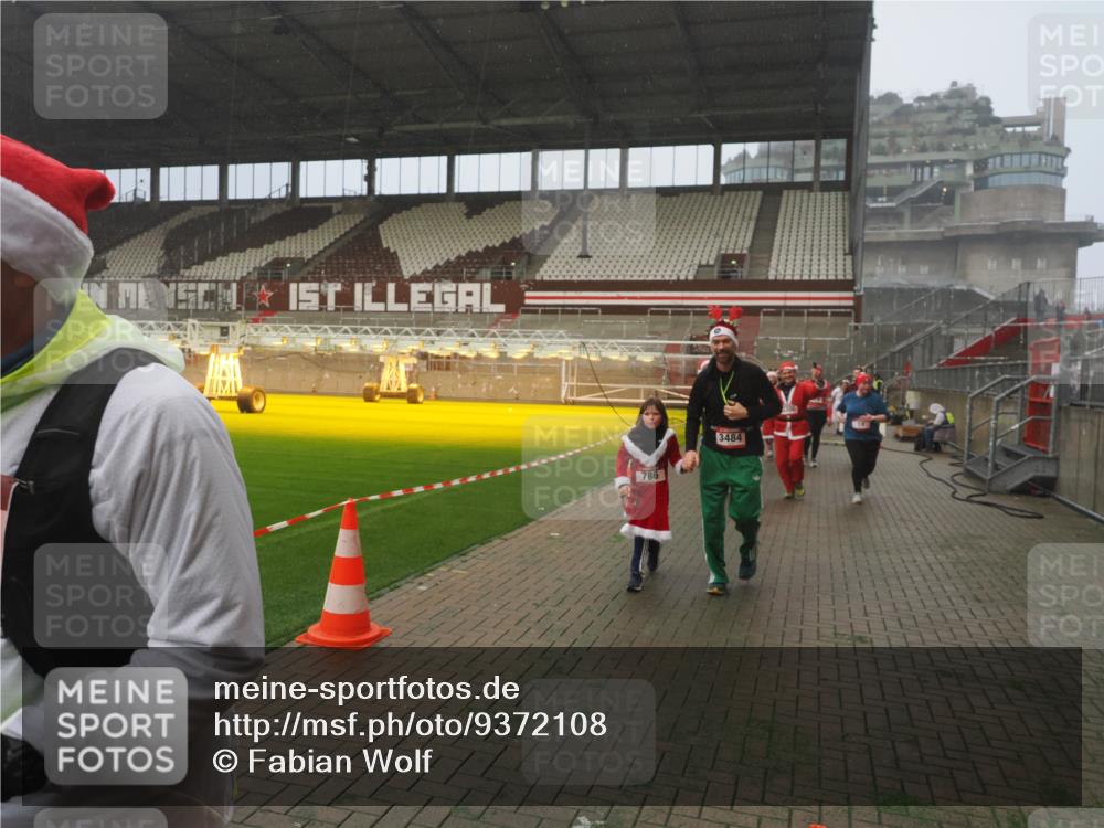 07.12.2025 - St. Pauli X-Mass-Run No. 15 Fabian Wolf http://msf.ph/oto/9372108 07.12.2025 10:08:58 Ziel 19, 390, 707, 786, 789, 947, 1002, 1031, 1176, 1461, 1465, 1570, 1575, 1576, 2126, 2521, 3300, 3332, 3335, 3484, 3891, 3904, 3907, 4066, 4067, 4068 meine-sportfotos.de