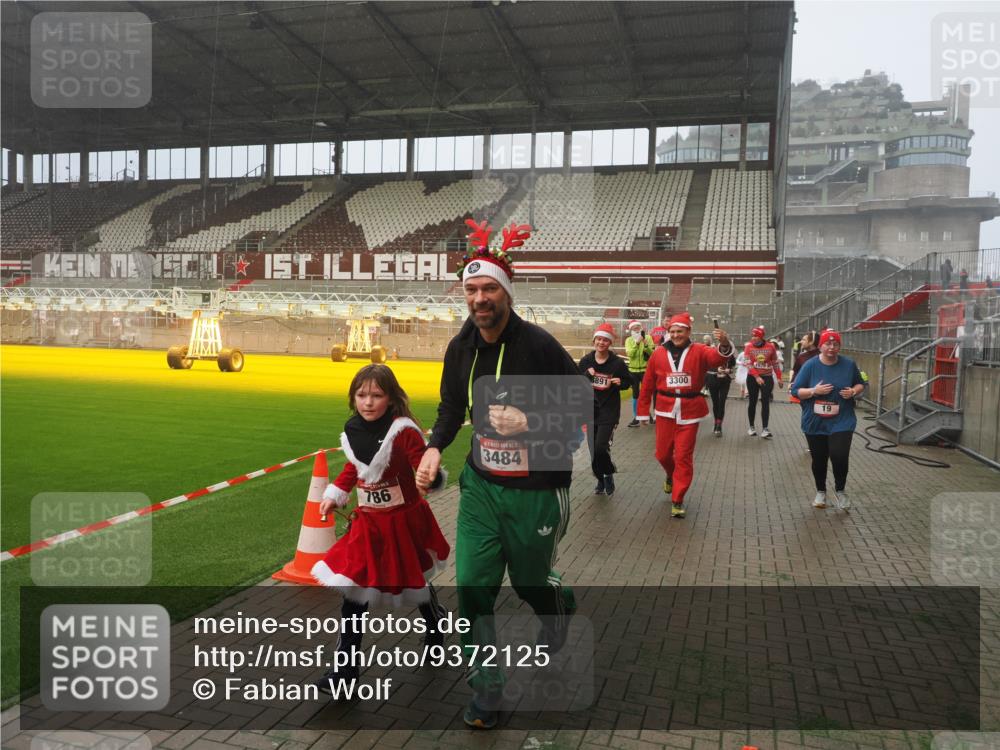 07.12.2025 - St. Pauli X-Mass-Run No. 15 Fabian Wolf http://msf.ph/oto/9372125 07.12.2025 10:08:59 Ziel 19, 390, 786, 789, 947, 1002, 1031, 1176, 1461, 1465, 1570, 1575, 1576, 2126, 2521, 3300, 3332, 3335, 3484, 3891, 3904, 3907, 4066, 4067, 4068 meine-sportfotos.de