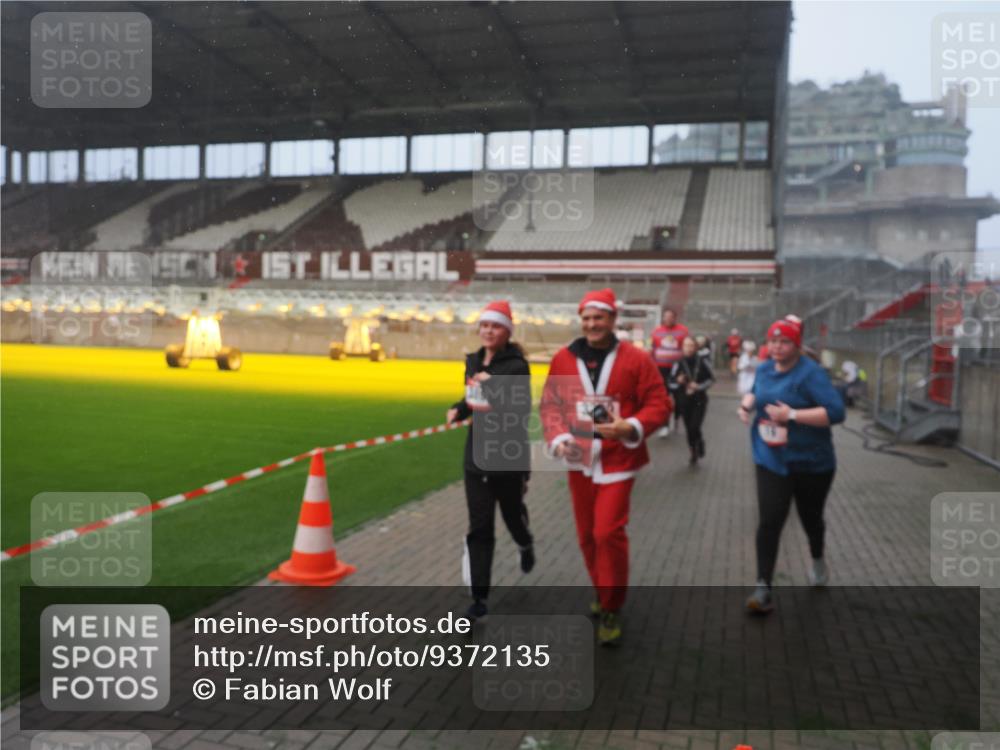 07.12.2025 - St. Pauli X-Mass-Run No. 15 Fabian Wolf http://msf.ph/oto/9372135 07.12.2025 10:09:01 Ziel 19, 390, 786, 789, 1176, 1461, 1465, 1570, 1575, 1576, 2126, 2521, 3300, 3484, 3891, 3904, 3907, 4066, 4067, 4068 meine-sportfotos.de