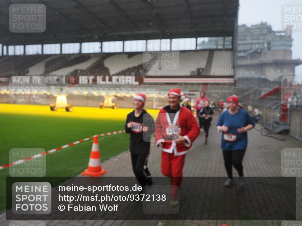 07.12.2025 - St. Pauli X-Mass-Run No. 15 Fabian Wolf http://msf.ph/oto/9372138 07.12.2025 10:09:01 Ziel 19, 390, 786, 789, 1176, 1461, 1465, 1570, 1575, 1576, 2126, 2521, 3300, 3484, 3891, 3904, 3907, 4066, 4067, 4068 meine-sportfotos.de