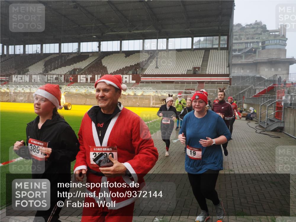 07.12.2025 - St. Pauli X-Mass-Run No. 15 Fabian Wolf http://msf.ph/oto/9372144 07.12.2025 10:09:02 Ziel 19, 390, 786, 1176, 1461, 1465, 1570, 1575, 1576, 2126, 2521, 3300, 3484, 3891, 3904, 3907, 4066, 4067, 4068, 4113 meine-sportfotos.de