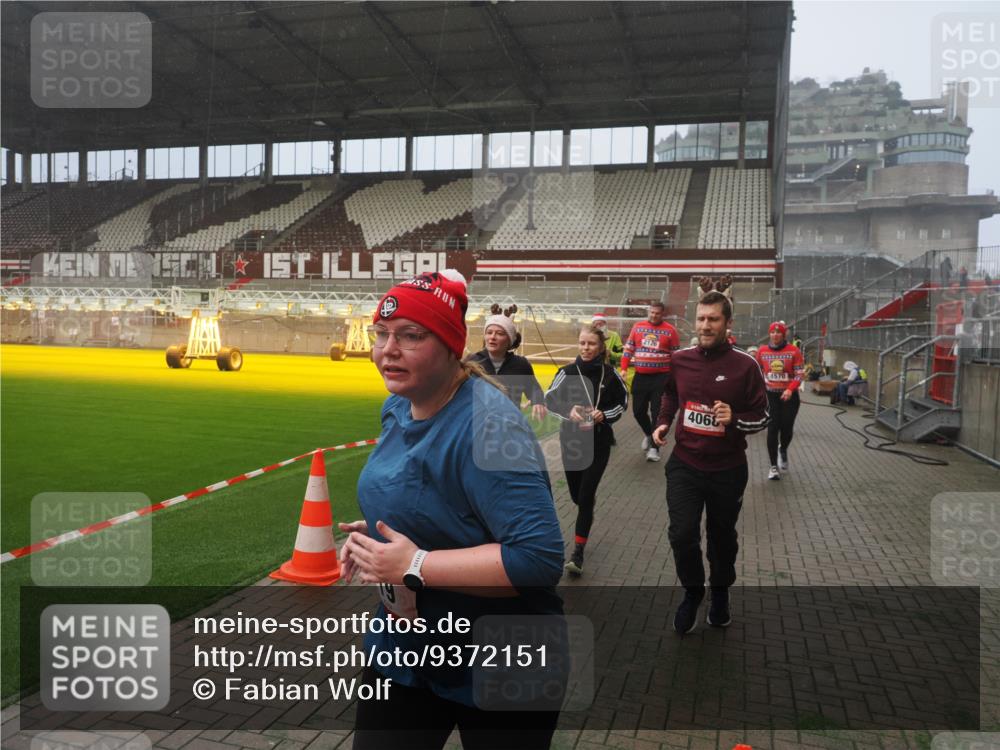 07.12.2025 - St. Pauli X-Mass-Run No. 15 Fabian Wolf http://msf.ph/oto/9372151 07.12.2025 10:09:02 Ziel 19, 390, 786, 1176, 1461, 1465, 1570, 1575, 1576, 2126, 2521, 3300, 3484, 3891, 3904, 3907, 4066, 4067, 4068, 4113 meine-sportfotos.de