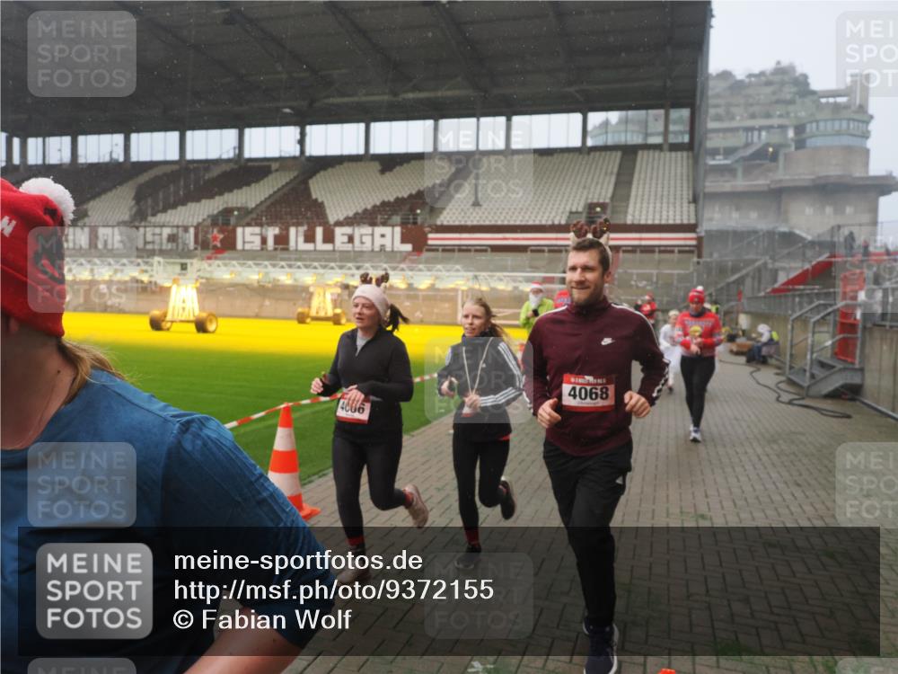 07.12.2025 - St. Pauli X-Mass-Run No. 15 Fabian Wolf http://msf.ph/oto/9372155 07.12.2025 10:09:03 Ziel 19, 786, 1176, 1461, 1465, 1570, 1575, 1576, 2126, 3300, 3484, 3891, 3904, 3907, 4066, 4067, 4068, 4113 meine-sportfotos.de