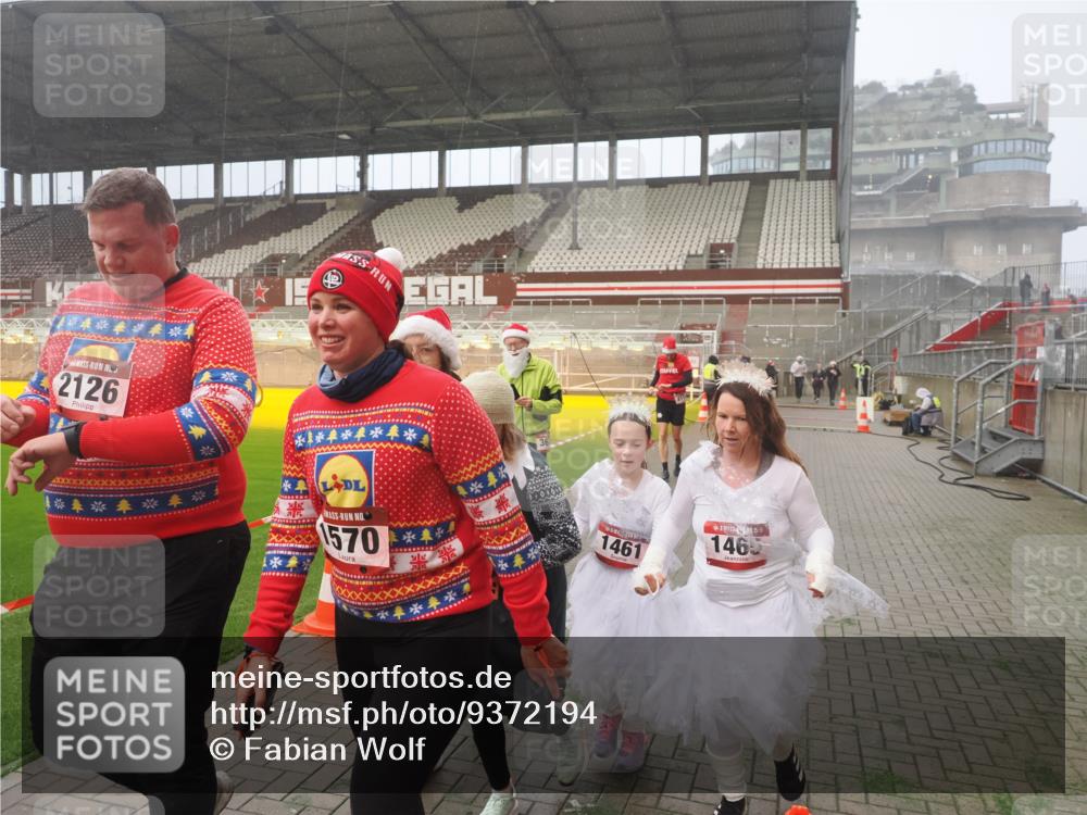 07.12.2025 - St. Pauli X-Mass-Run No. 15 Fabian Wolf http://msf.ph/oto/9372194 07.12.2025 10:09:07 Ziel 19, 786, 1461, 1465, 1570, 1575, 1576, 2126, 3300, 3484, 3891, 4066, 4067, 4068, 4113, 4666 meine-sportfotos.de
