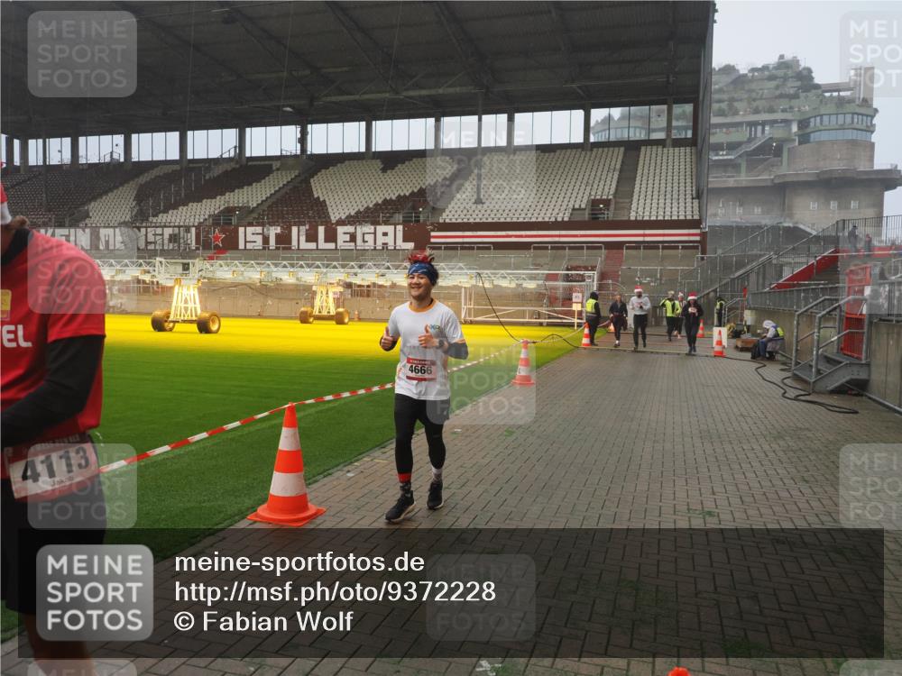 07.12.2025 - St. Pauli X-Mass-Run No. 15 Fabian Wolf http://msf.ph/oto/9372228 07.12.2025 10:09:13 Ziel 881, 896, 960, 1461, 1465, 1570, 1575, 1576, 2126, 4066, 4067, 4068, 4113, 4666 meine-sportfotos.de