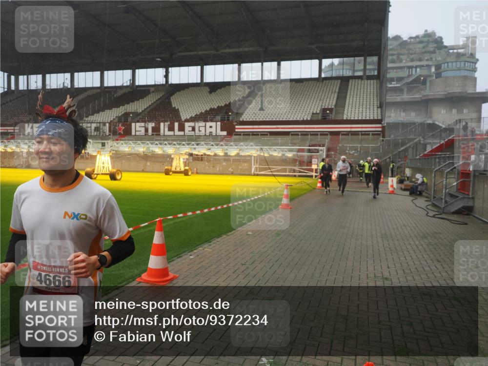 07.12.2025 - St. Pauli X-Mass-Run No. 15 Fabian Wolf http://msf.ph/oto/9372234 07.12.2025 10:09:15 Ziel 881, 896, 899, 960, 1461, 1465, 1575, 1576, 3493, 4113, 4666 meine-sportfotos.de