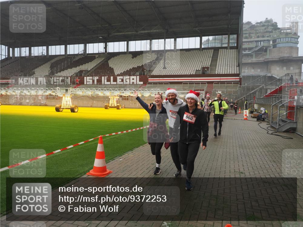 07.12.2025 - St. Pauli X-Mass-Run No. 15 Fabian Wolf http://msf.ph/oto/9372253 07.12.2025 10:09:20 Ziel 881, 896, 899, 960, 1718, 3493, 3756, 4113, 4666 meine-sportfotos.de