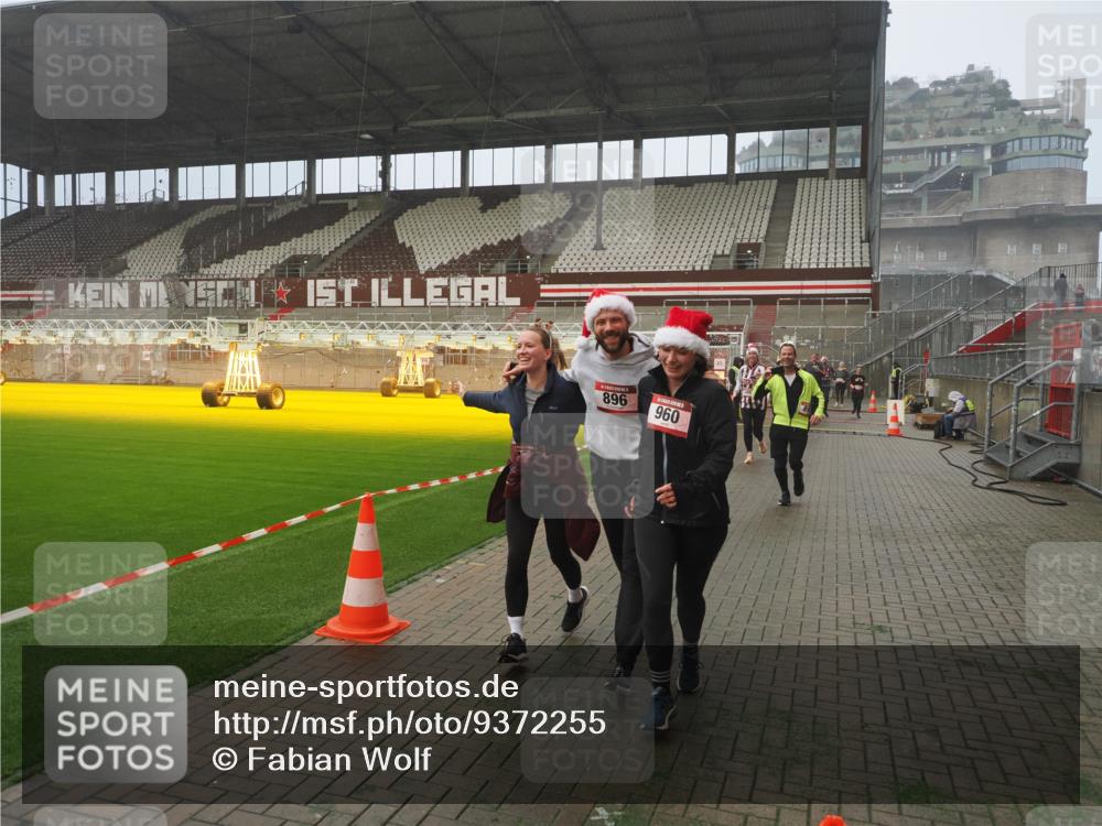 07.12.2025 - St. Pauli X-Mass-Run No. 15 Fabian Wolf http://msf.ph/oto/9372255 07.12.2025 10:09:20 Ziel 881, 896, 899, 960, 1718, 3493, 3756, 4113, 4666 meine-sportfotos.de