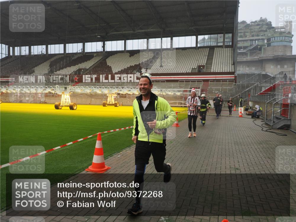 07.12.2025 - St. Pauli X-Mass-Run No. 15 Fabian Wolf http://msf.ph/oto/9372268 07.12.2025 10:09:22 Ziel 881, 896, 899, 960, 1243, 1248, 1718, 3493, 3756, 4113, 4666 meine-sportfotos.de