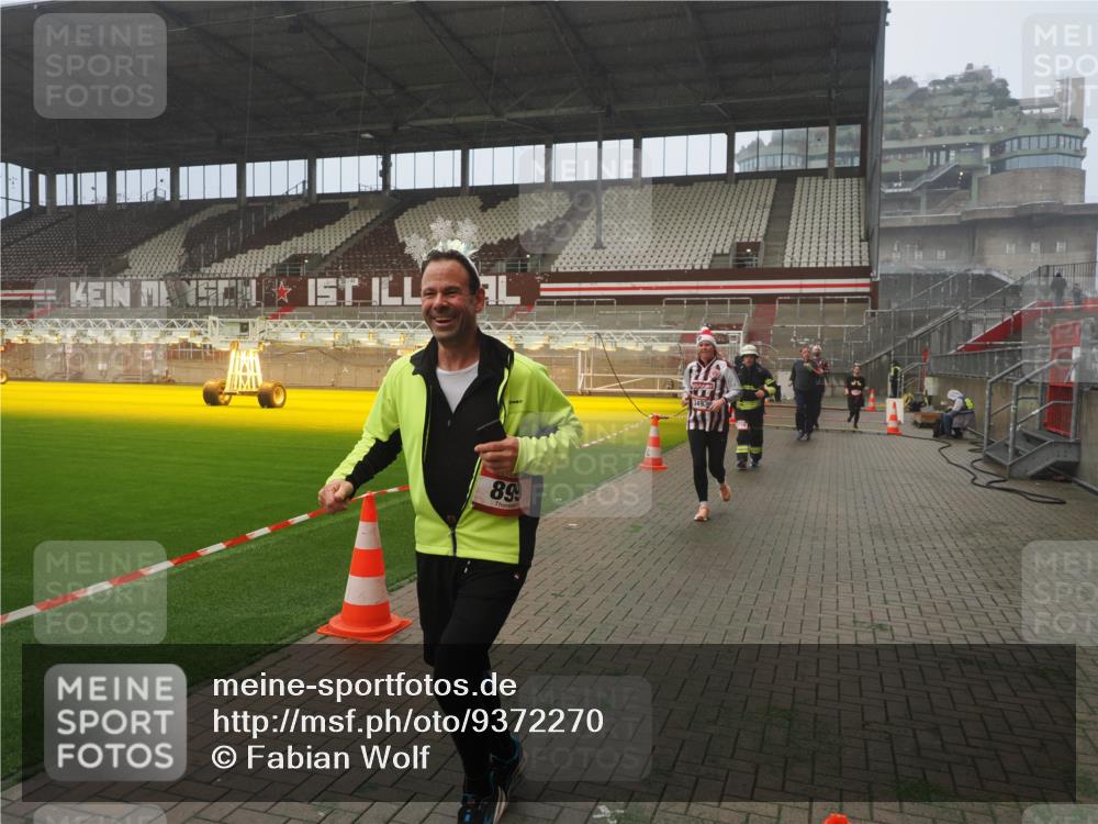 07.12.2025 - St. Pauli X-Mass-Run No. 15 Fabian Wolf http://msf.ph/oto/9372270 07.12.2025 10:09:23 Ziel 881, 896, 899, 960, 1243, 1248, 1718, 3493, 3756, 4666 meine-sportfotos.de