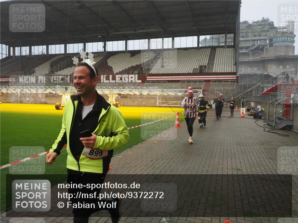 07.12.2025 - St. Pauli X-Mass-Run No. 15 Fabian Wolf http://msf.ph/oto/9372272 07.12.2025 10:09:23 Ziel 881, 896, 899, 960, 1243, 1248, 1718, 3493, 3756, 4666 meine-sportfotos.de