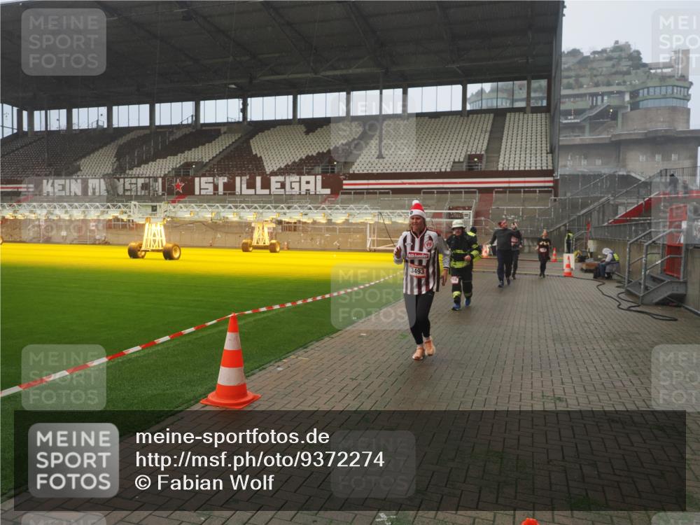 07.12.2025 - St. Pauli X-Mass-Run No. 15 Fabian Wolf http://msf.ph/oto/9372274 07.12.2025 10:09:23 Ziel 881, 896, 899, 960, 1243, 1248, 1718, 3493, 3756, 4666 meine-sportfotos.de