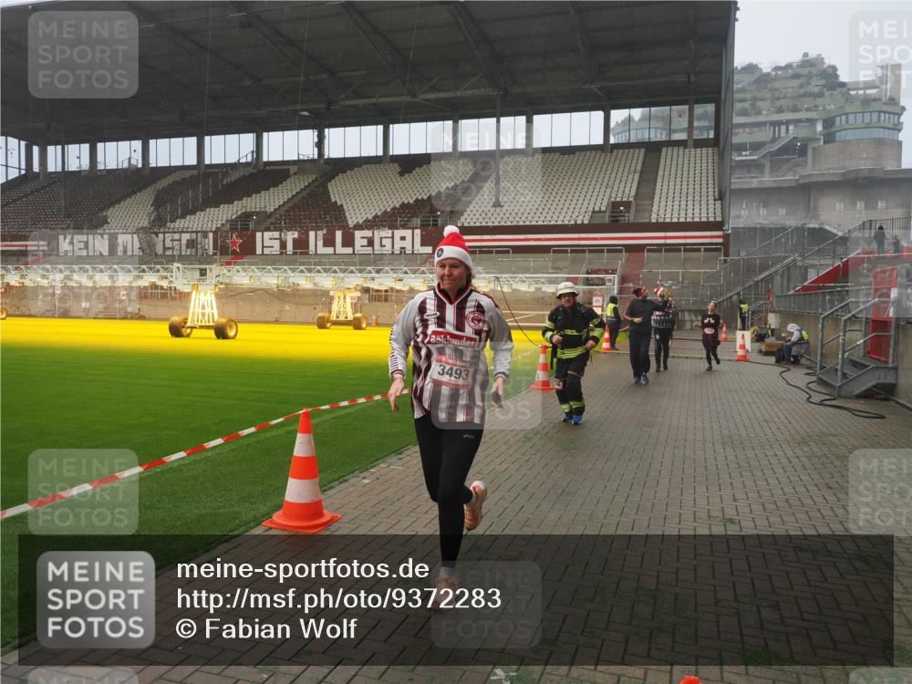 07.12.2025 - St. Pauli X-Mass-Run No. 15 Fabian Wolf http://msf.ph/oto/9372283 07.12.2025 10:09:24 Ziel 800, 881, 896, 899, 960, 1243, 1248, 1718, 3493, 3756, 4666 meine-sportfotos.de
