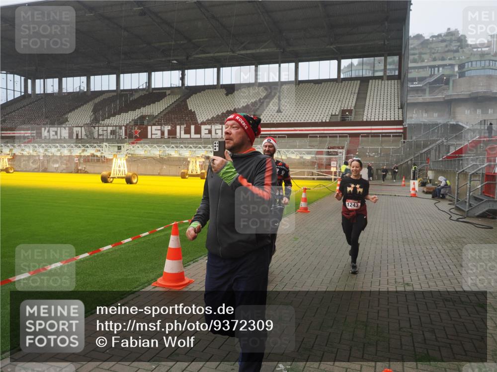 07.12.2025 - St. Pauli X-Mass-Run No. 15 Fabian Wolf http://msf.ph/oto/9372309 07.12.2025 10:09:29 Ziel 800, 881, 896, 899, 960, 1243, 1248, 1718, 3493, 3756 meine-sportfotos.de