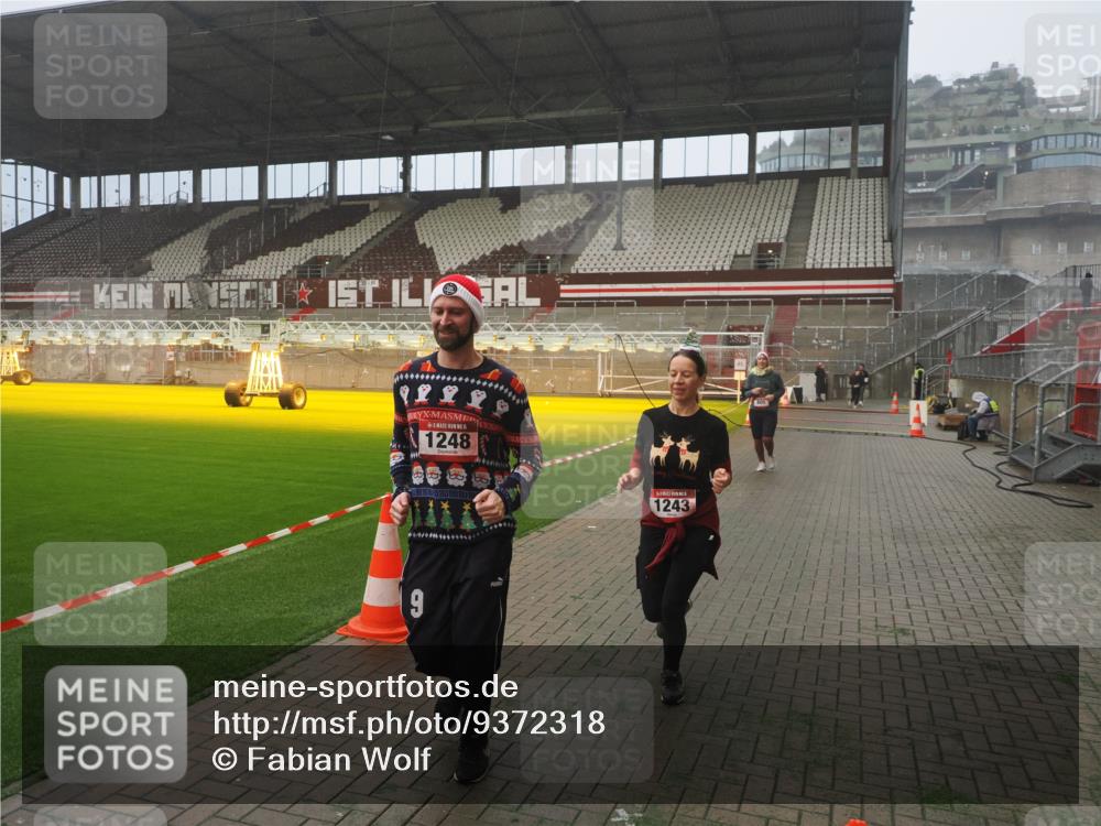 07.12.2025 - St. Pauli X-Mass-Run No. 15 Fabian Wolf http://msf.ph/oto/9372318 07.12.2025 10:09:30 Ziel 800, 881, 896, 899, 960, 1243, 1248, 1718, 3493, 3756 meine-sportfotos.de