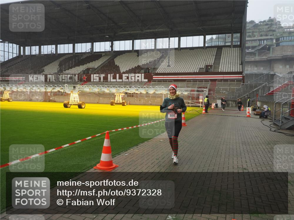 07.12.2025 - St. Pauli X-Mass-Run No. 15 Fabian Wolf http://msf.ph/oto/9372328 07.12.2025 10:09:33 Ziel 800, 899, 1172, 1243, 1248, 1718, 3493, 3756 meine-sportfotos.de