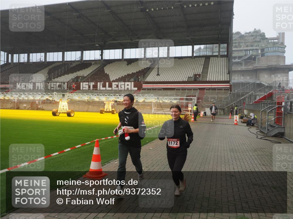 07.12.2025 - St. Pauli X-Mass-Run No. 15 Fabian Wolf http://msf.ph/oto/9372352 07.12.2025 10:09:42 Ziel 800, 1026, 1172, 1191 meine-sportfotos.de