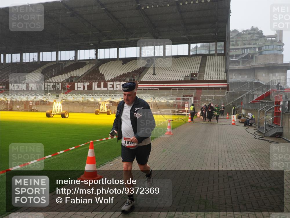 07.12.2025 - St. Pauli X-Mass-Run No. 15 Fabian Wolf http://msf.ph/oto/9372369 07.12.2025 10:09:50 Ziel 989, 1026, 1172, 1191, 1256, 1257, 1678 meine-sportfotos.de