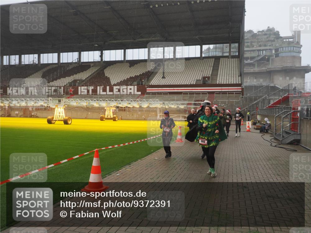 07.12.2025 - St. Pauli X-Mass-Run No. 15 Fabian Wolf http://msf.ph/oto/9372391 07.12.2025 10:09:57 Ziel 989, 1026, 1256, 1257, 1678, 2502, 2504, 2560, 3245, 3246, 3410, 3411 meine-sportfotos.de