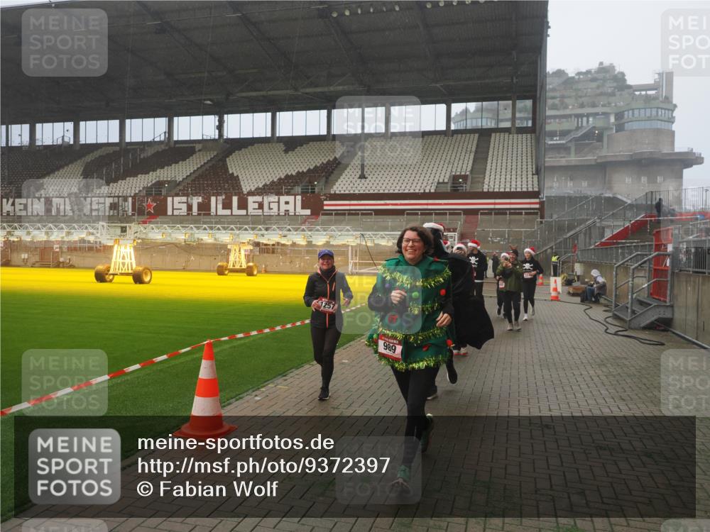 07.12.2025 - St. Pauli X-Mass-Run No. 15 Fabian Wolf http://msf.ph/oto/9372397 07.12.2025 10:09:58 Ziel 989, 1026, 1256, 1257, 1678, 2502, 2504, 2560, 3245, 3246, 3410, 3411 meine-sportfotos.de
