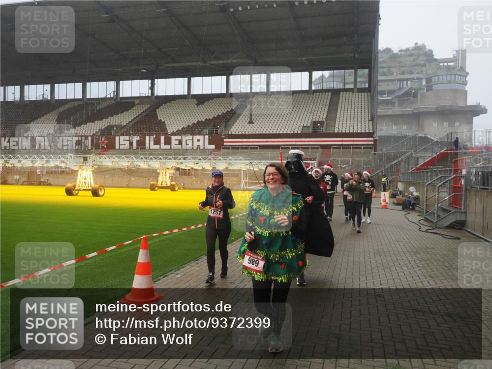 07.12.2025 - St. Pauli X-Mass-Run No. 15 Fabian Wolf http://msf.ph/oto/9372399 07.12.2025 10:09:58 Ziel 989, 1026, 1256, 1257, 1678, 2502, 2504, 2560, 3245, 3246, 3410, 3411 meine-sportfotos.de
