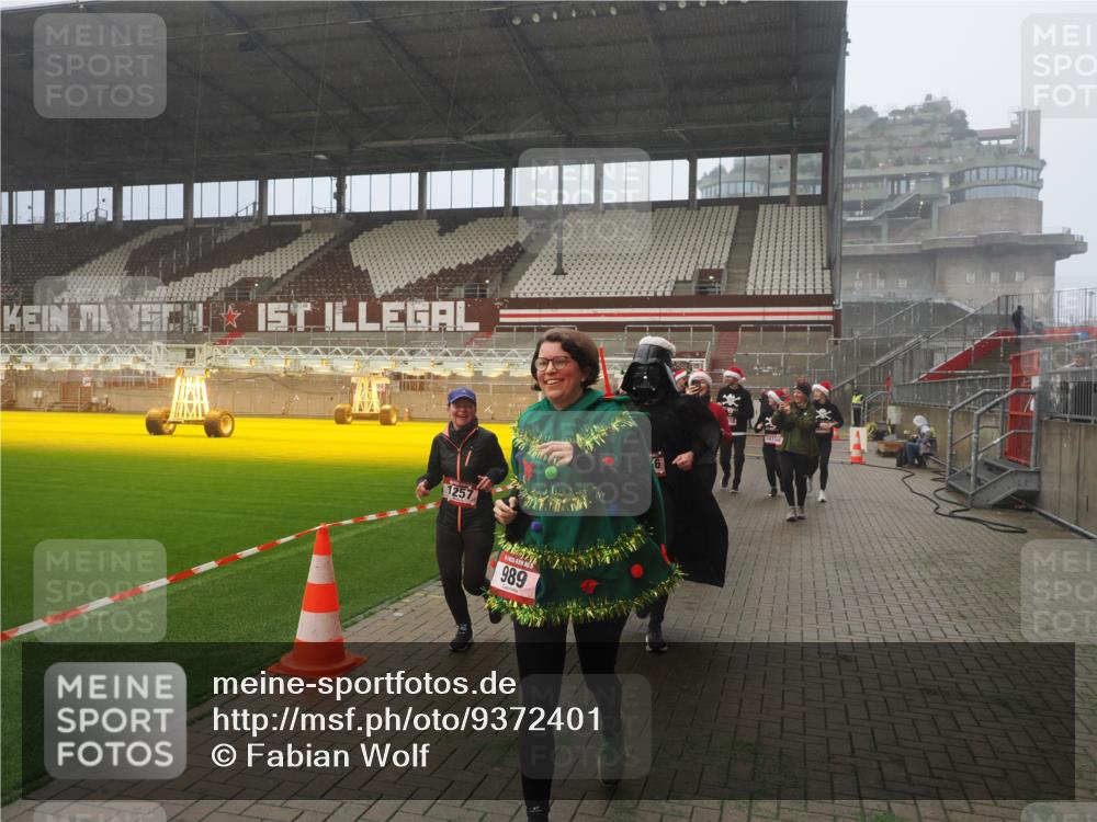 07.12.2025 - St. Pauli X-Mass-Run No. 15 Fabian Wolf http://msf.ph/oto/9372401 07.12.2025 10:09:59 Ziel 989, 1026, 1256, 1257, 1678, 2502, 2504, 2560, 3245, 3246, 3410, 3411 meine-sportfotos.de