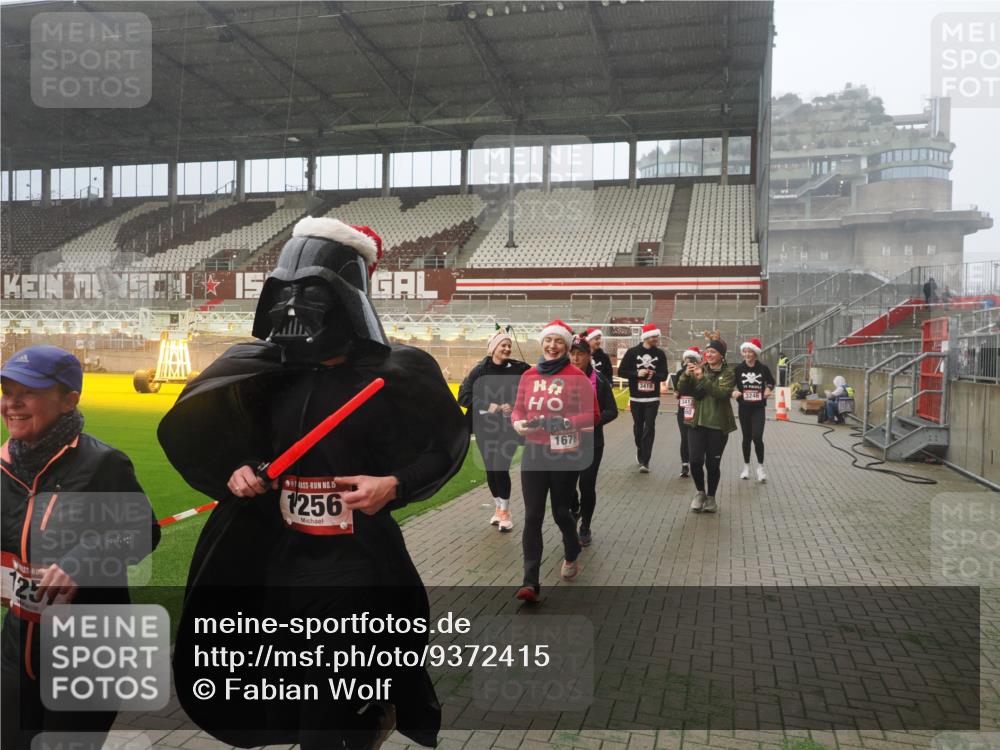 07.12.2025 - St. Pauli X-Mass-Run No. 15 Fabian Wolf http://msf.ph/oto/9372415 07.12.2025 10:10:00 Ziel 989, 1026, 1256, 1257, 1678, 1732, 2502, 2504, 2560, 3245, 3246, 3410, 3411 meine-sportfotos.de