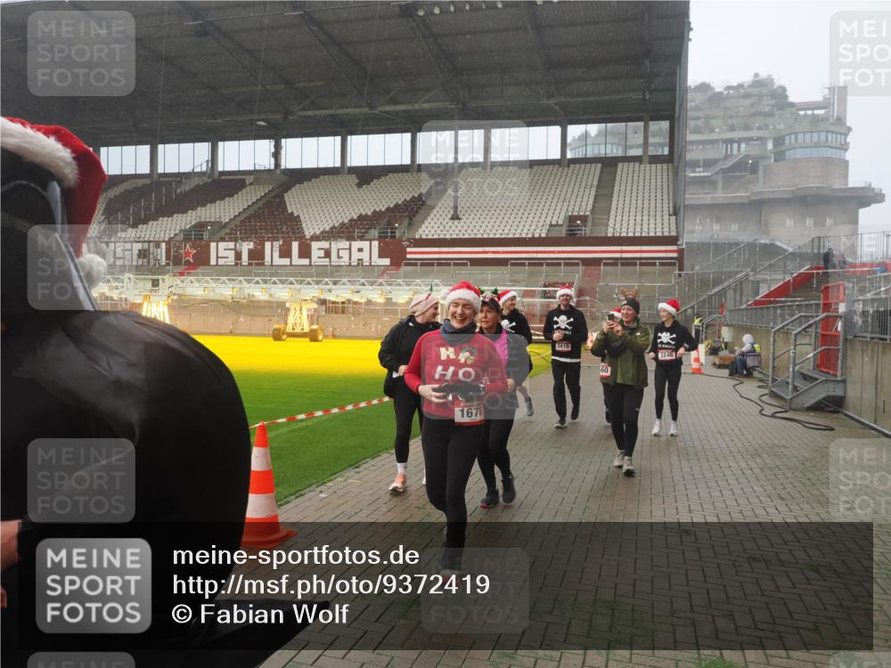 07.12.2025 - St. Pauli X-Mass-Run No. 15 Fabian Wolf http://msf.ph/oto/9372419 07.12.2025 10:10:00 Ziel 989, 1026, 1256, 1257, 1678, 1732, 2502, 2504, 2560, 3245, 3246, 3410, 3411 meine-sportfotos.de
