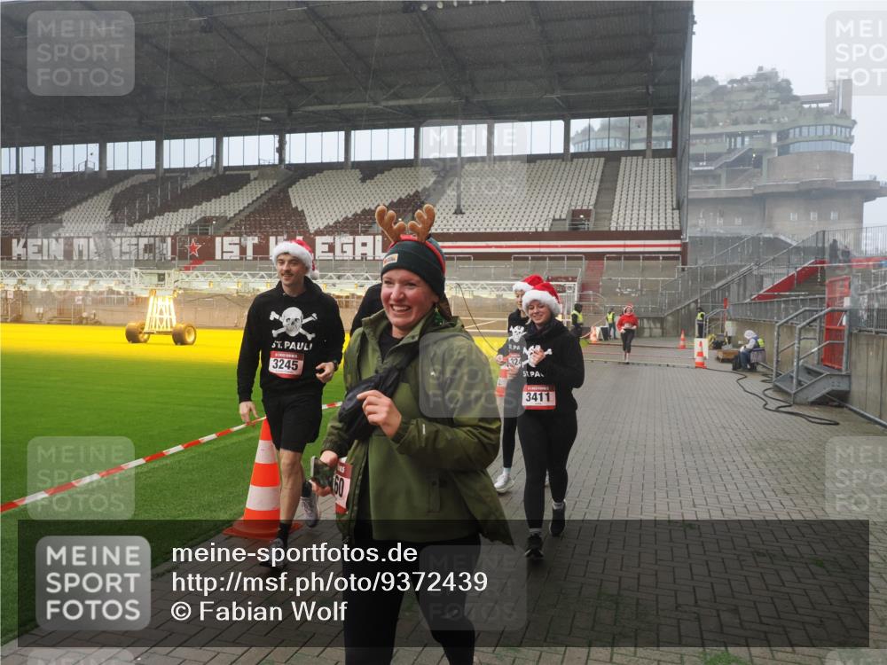 07.12.2025 - St. Pauli X-Mass-Run No. 15 Fabian Wolf http://msf.ph/oto/9372439 07.12.2025 10:10:03 Ziel 989, 1256, 1257, 1678, 1732, 2502, 2504, 2560, 3245, 3246, 3410, 3411 meine-sportfotos.de