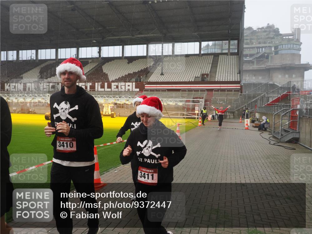 07.12.2025 - St. Pauli X-Mass-Run No. 15 Fabian Wolf http://msf.ph/oto/9372447 07.12.2025 10:10:04 Ziel 989, 1256, 1257, 1678, 1732, 2502, 2504, 2560, 3245, 3246, 3410, 3411 meine-sportfotos.de