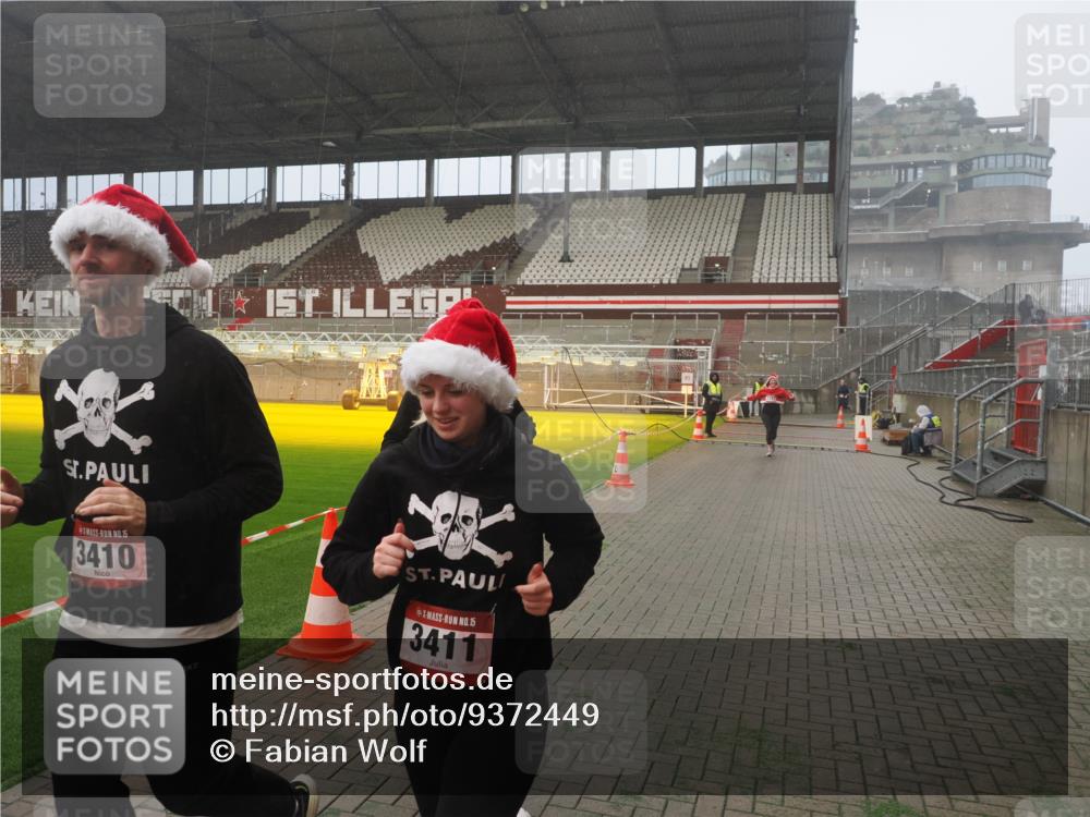 07.12.2025 - St. Pauli X-Mass-Run No. 15 Fabian Wolf http://msf.ph/oto/9372449 07.12.2025 10:10:04 Ziel 989, 1256, 1257, 1678, 1732, 2502, 2504, 2560, 3245, 3246, 3410, 3411 meine-sportfotos.de