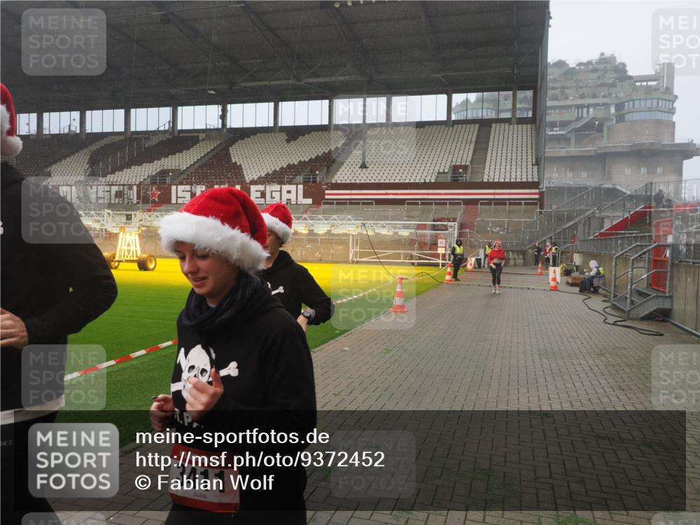 07.12.2025 - St. Pauli X-Mass-Run No. 15 Fabian Wolf http://msf.ph/oto/9372452 07.12.2025 10:10:05 Ziel 989, 1256, 1257, 1678, 1732, 2502, 2504, 2560, 3245, 3246, 3410, 3411 meine-sportfotos.de
