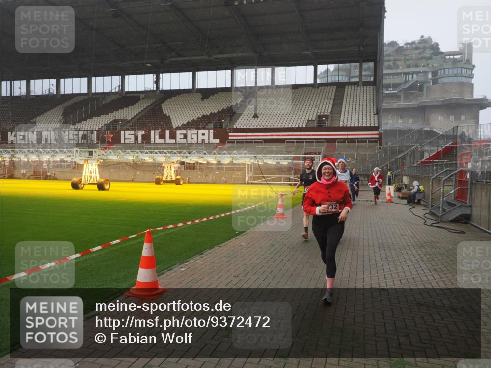 07.12.2025 - St. Pauli X-Mass-Run No. 15 Fabian Wolf http://msf.ph/oto/9372472 07.12.2025 10:10:11 Ziel 962, 1399, 1732, 2502, 2504, 2560, 3245, 3246, 3410, 3411, 4358, 4507 meine-sportfotos.de