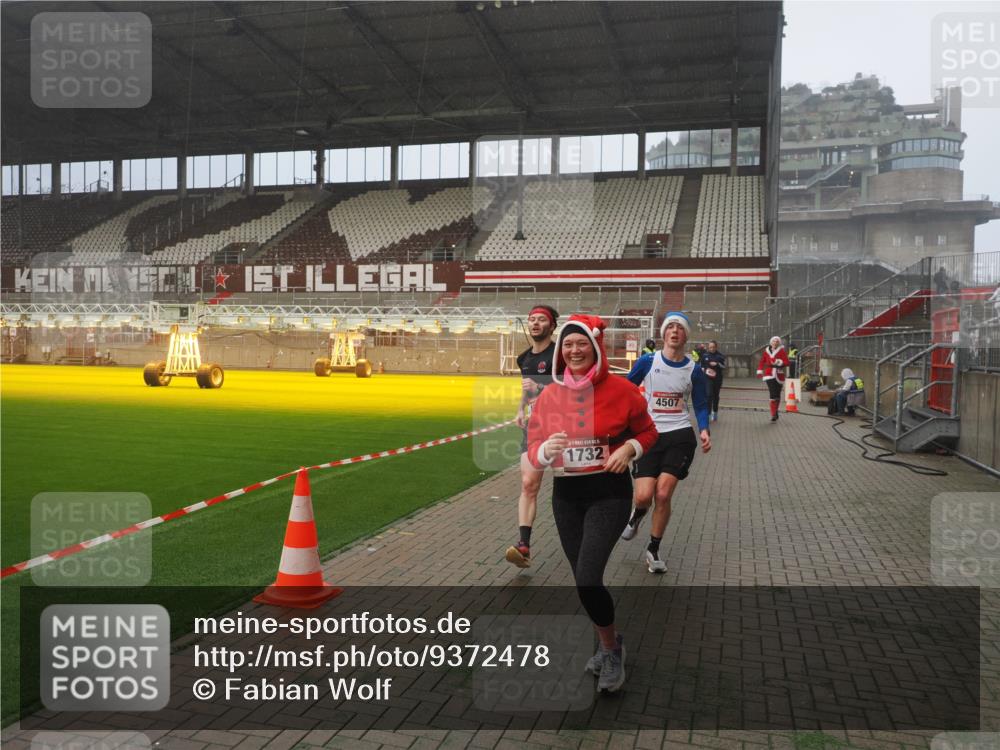 07.12.2025 - St. Pauli X-Mass-Run No. 15 Fabian Wolf http://msf.ph/oto/9372478 07.12.2025 10:10:12 Ziel 962, 1399, 1732, 3245, 3246, 3410, 3411, 4358, 4507 meine-sportfotos.de