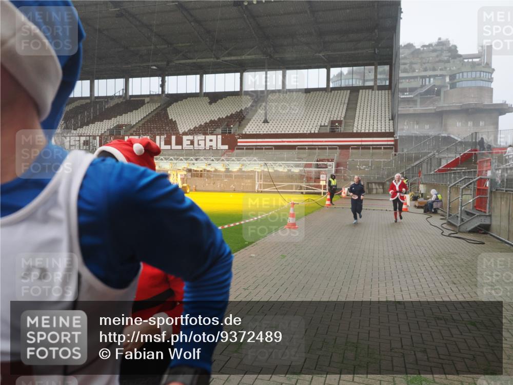 07.12.2025 - St. Pauli X-Mass-Run No. 15 Fabian Wolf http://msf.ph/oto/9372489 07.12.2025 10:10:13 Ziel 962, 1399, 1732, 3410, 3411, 4358, 4507 meine-sportfotos.de