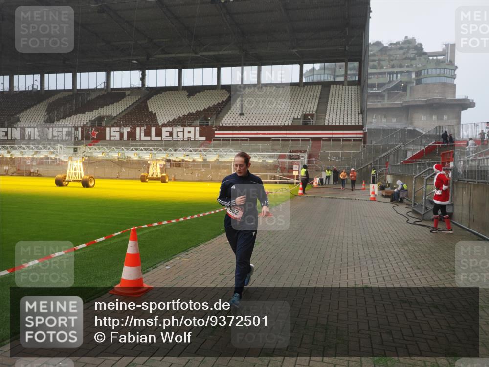 07.12.2025 - St. Pauli X-Mass-Run No. 15 Fabian Wolf http://msf.ph/oto/9372501 07.12.2025 10:10:17 Ziel 962, 1399, 1732, 4358, 4507 meine-sportfotos.de