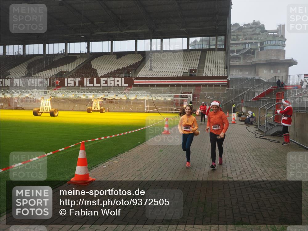 07.12.2025 - St. Pauli X-Mass-Run No. 15 Fabian Wolf http://msf.ph/oto/9372505 07.12.2025 10:10:26 Ziel 550, 962, 1399, 1571, 2083, 2087, 4358, 4507 meine-sportfotos.de