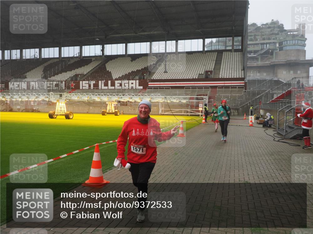 07.12.2025 - St. Pauli X-Mass-Run No. 15 Fabian Wolf http://msf.ph/oto/9372533 07.12.2025 10:10:31 Ziel 550, 964, 1571, 2083, 2087 meine-sportfotos.de