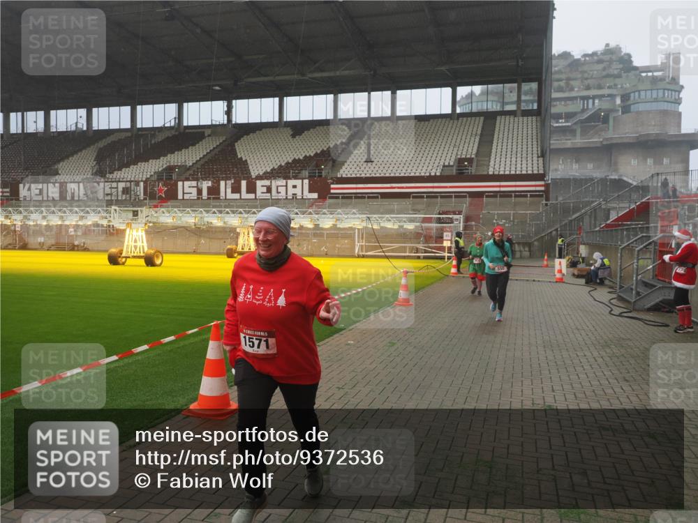 07.12.2025 - St. Pauli X-Mass-Run No. 15 Fabian Wolf http://msf.ph/oto/9372536 07.12.2025 10:10:31 Ziel 550, 964, 1571, 2083, 2087 meine-sportfotos.de