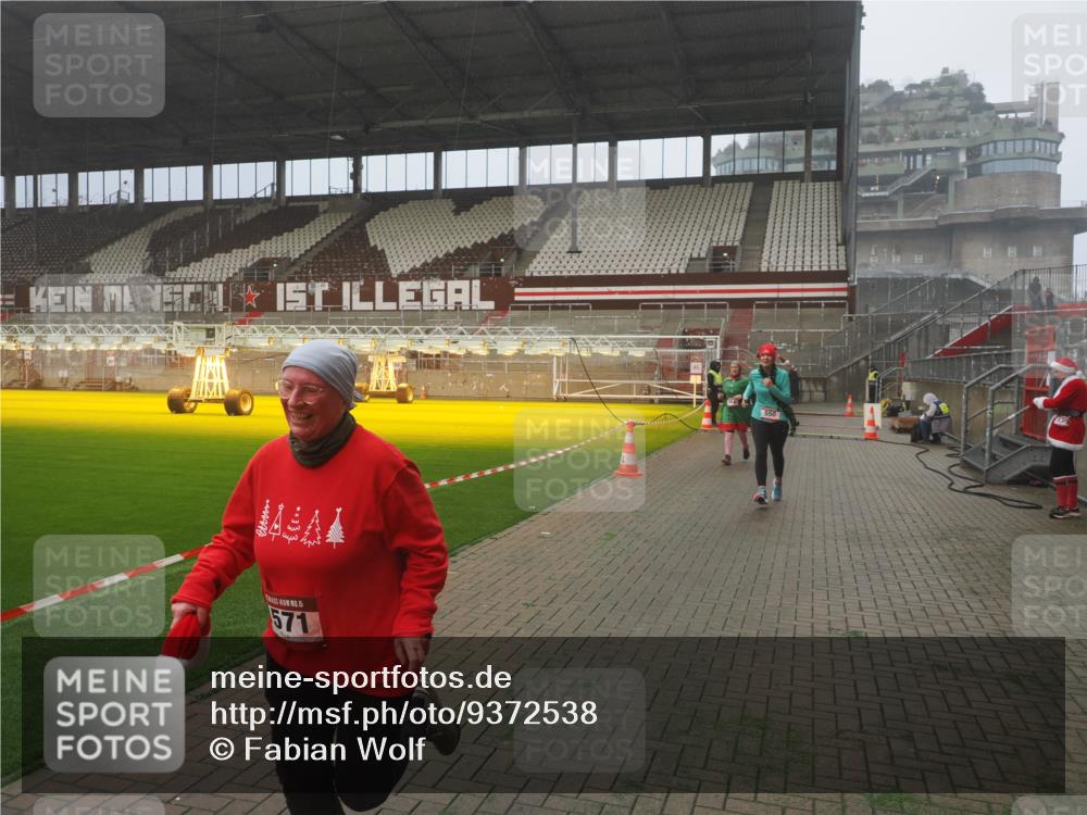 07.12.2025 - St. Pauli X-Mass-Run No. 15 Fabian Wolf http://msf.ph/oto/9372538 07.12.2025 10:10:31 Ziel 550, 964, 1571, 2083, 2087 meine-sportfotos.de